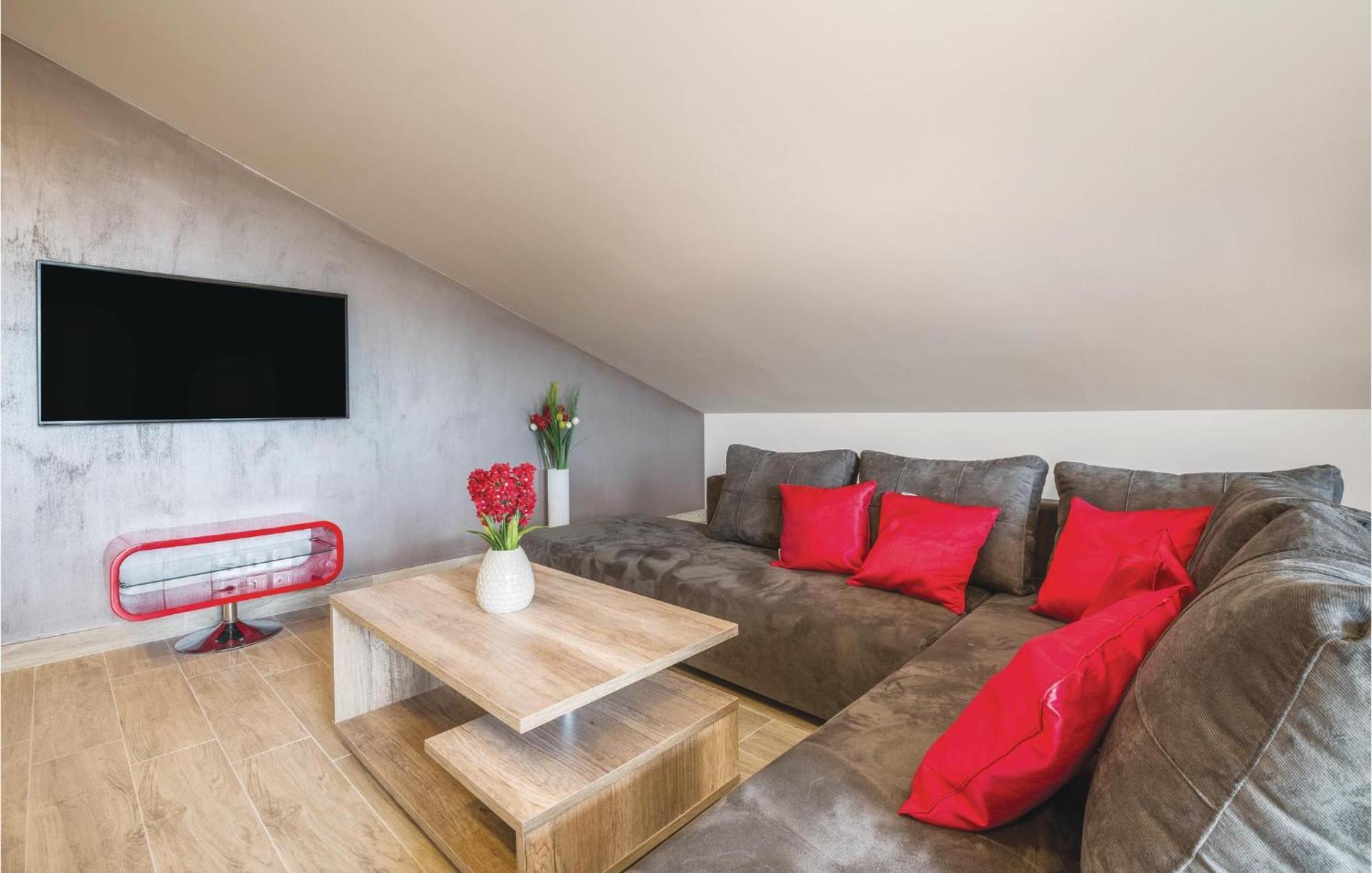 Stunning Apartment In Pjescana Uvala With Wifi Екстериор снимка