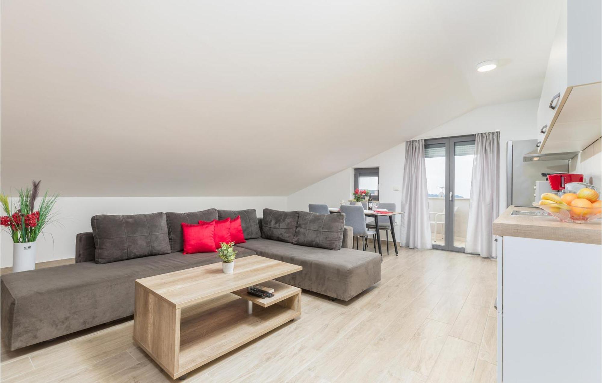 Stunning Apartment In Pjescana Uvala With Wifi Екстериор снимка