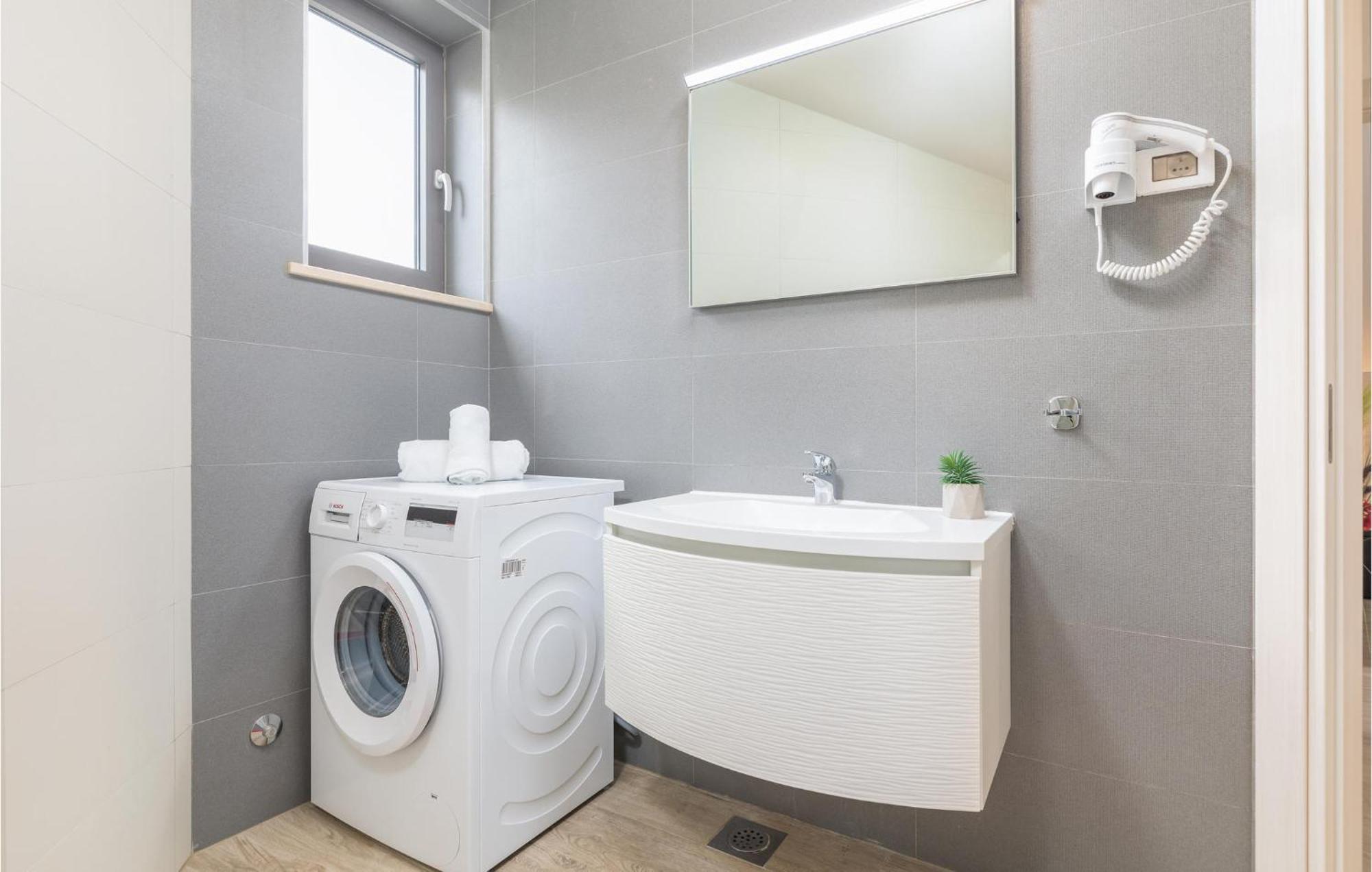 Stunning Apartment In Pjescana Uvala With Wifi Екстериор снимка