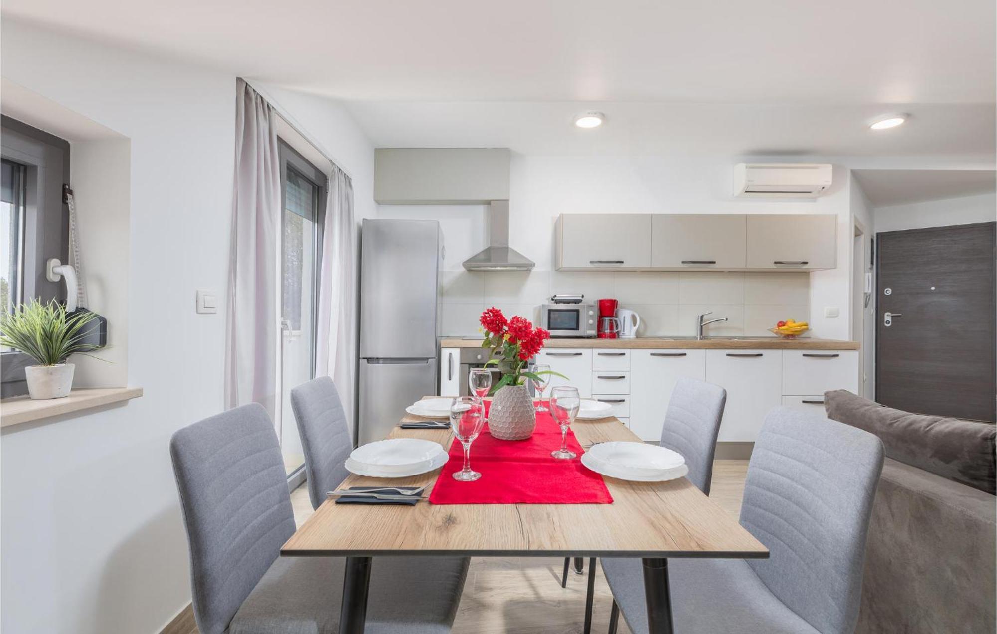 Stunning Apartment In Pjescana Uvala With Wifi Екстериор снимка
