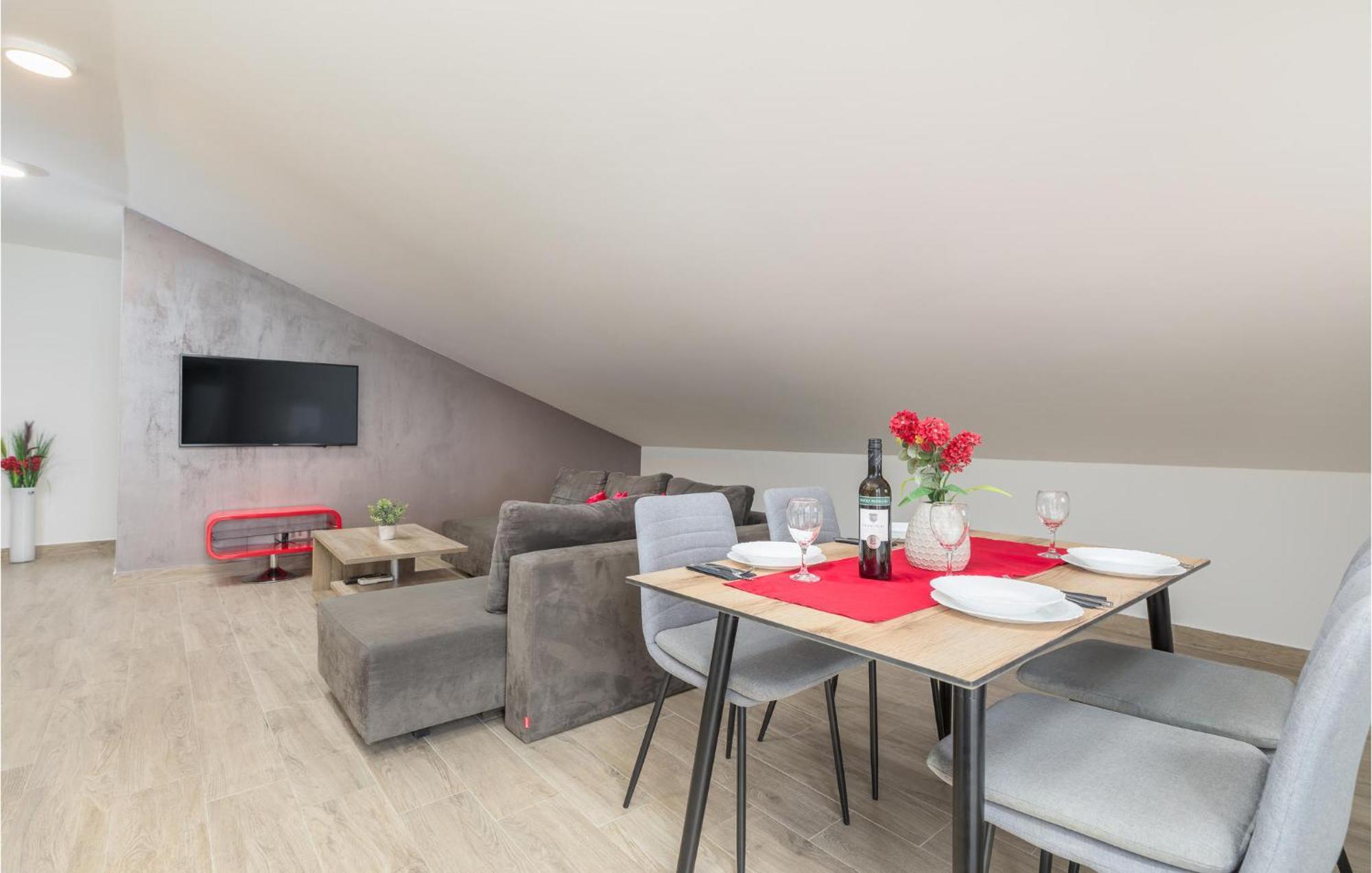 Stunning Apartment In Pjescana Uvala With Wifi Екстериор снимка