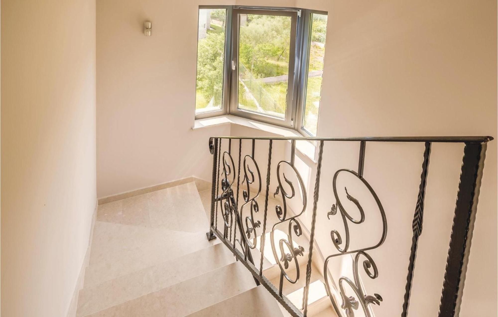 Stunning Apartment In Pjescana Uvala With Wifi Екстериор снимка